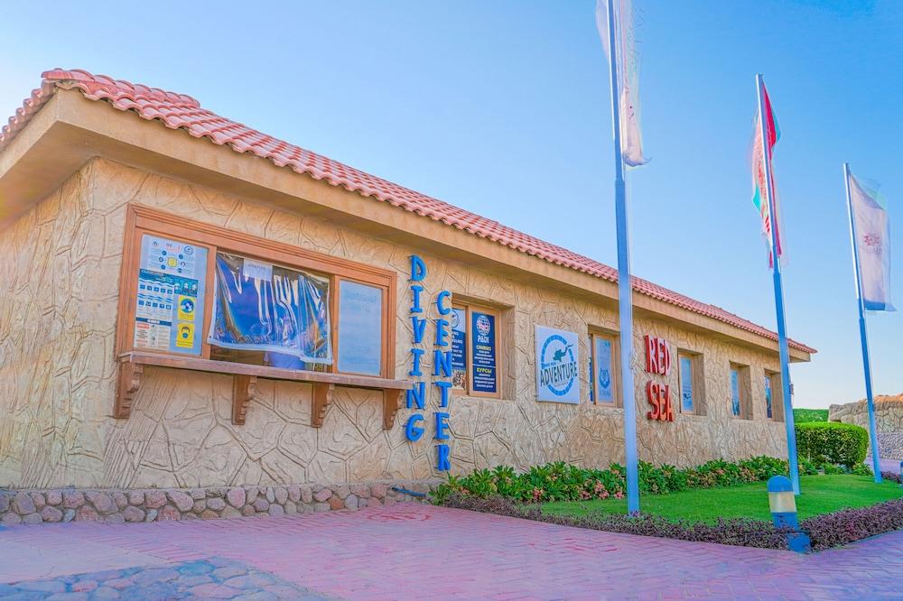 Charmillion Club Aquapark Hotell Sharm el-Sheikh Exteriör bild Diving center in Egypt