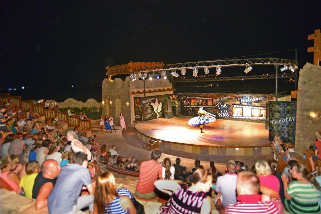 Charmillion Club Aquapark Hotell Sharm el-Sheikh Exteriör bild The amphitheater at the resort
