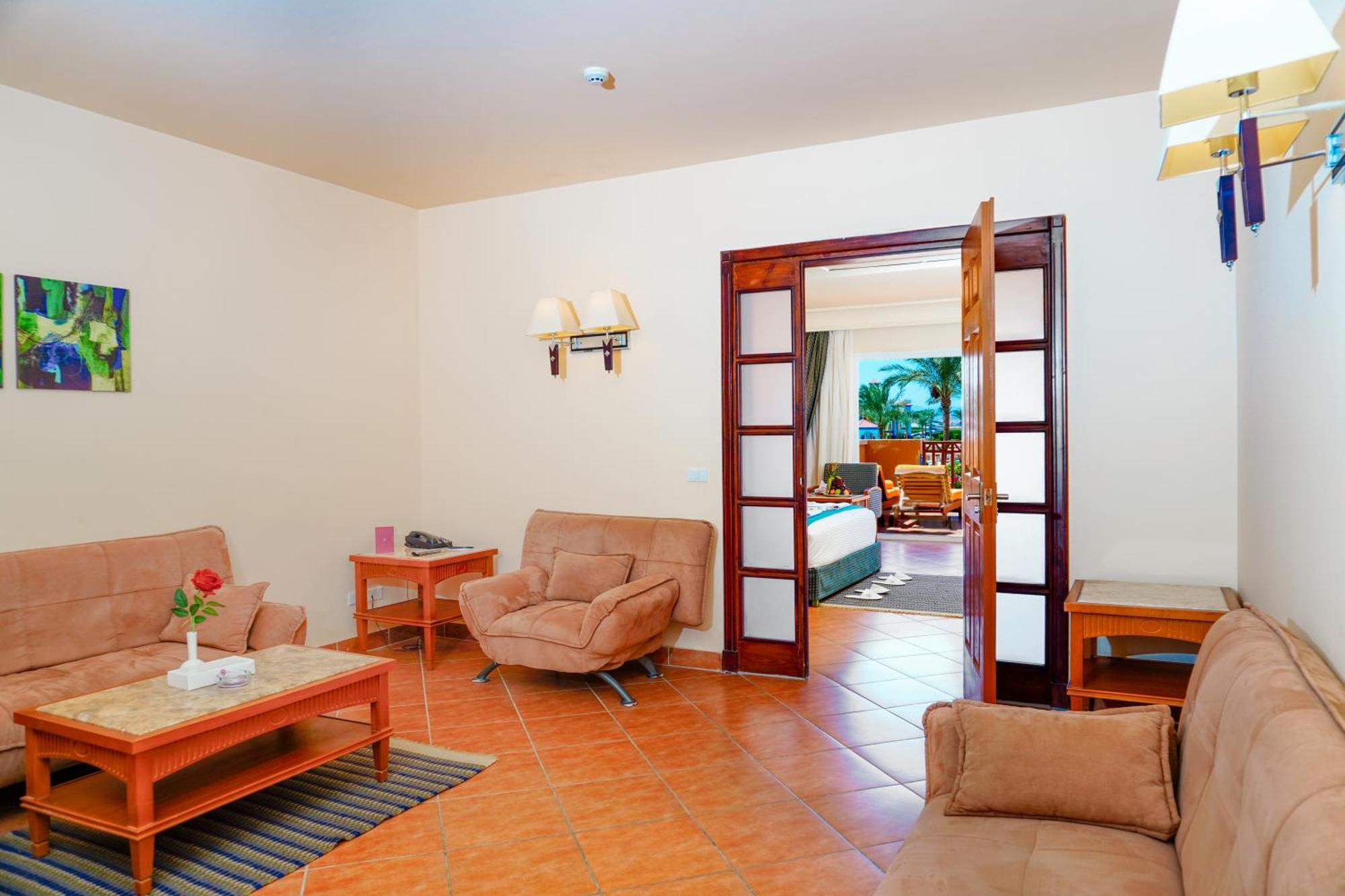 Charmillion Club Aquapark Hotell Sharm el-Sheikh Rum bild A suite at the hotel
